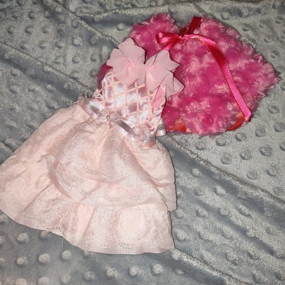 New Paola Reina Doll With 7 Handmade Outfits - Picture 8 of 9